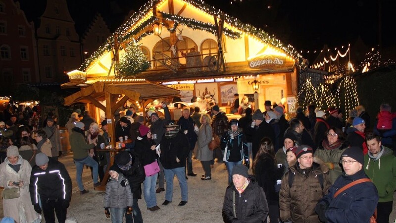 Bei den eisigen Temperaturen ist vor allem die Glühwein-Alm am Christkindlmarkt in Landshut heiß begehrt.
