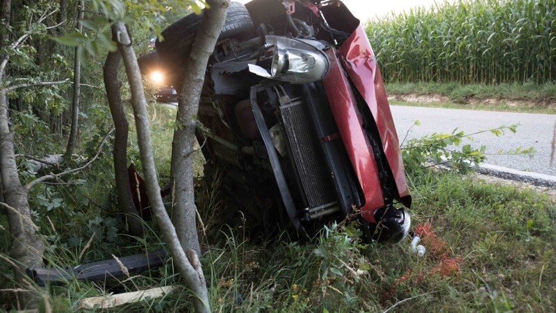 Am Donnerstagmorgen hat sich im Landkreis Landshut auf der Staatssstraße 2087 ein Unfall ereignet.