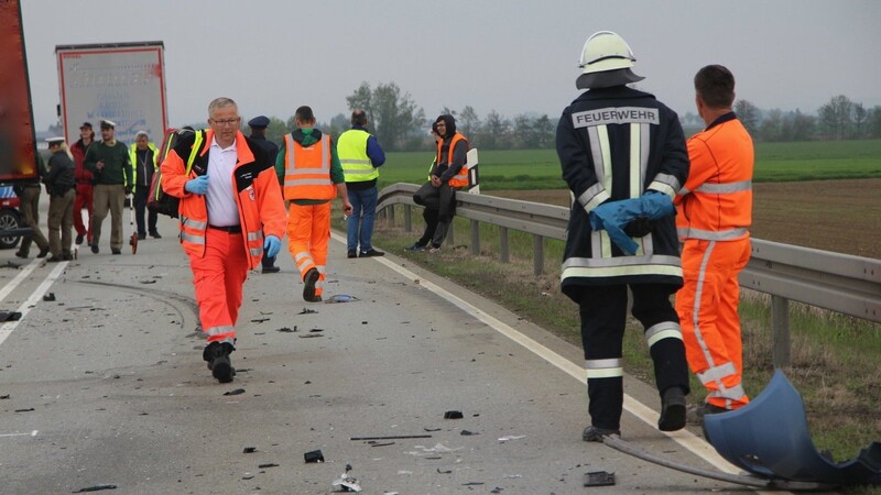 Schrecklicher Unfall am Montagmorgen auf der B20 bei Oberschneiding (Kreis Straubing-Bogen). Dabei wurde ein 48-jähriger Mann aus dem Landkreis Deggendorf getötet.