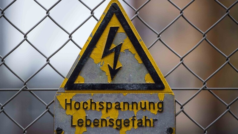 In Wiesenfelden (Landkreis Straubing-Bogen) ist am Sonntag eine Stromleitung gerissen - mehrere Haushalte waren deswegen zeitweise vom Netz. (Symbolbild)