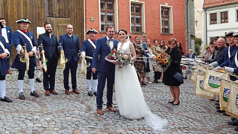 Das charmante Brautpaar Franziska und Bernhard Kram durchschritt das Ehrenspalier von Spielmannszug "Grenzfähnlein" und Mitarbeitern der Marien-Apotheke.