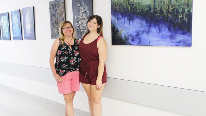Das Duo Mutter und Tochter Ingrid und Melissa Faltermeier bringt mit einer sehenswerten Ausstellung Farbe in die Klinik Mallersdorf.