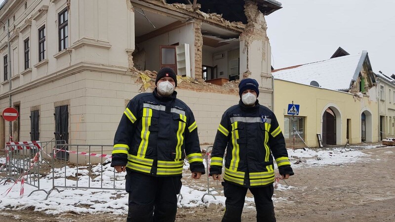 Johannes Laumer und Martin Egger von der Freiwilligen Feuerwehr Zandt konnten sich vor Ort ein Bild vom schrecklichen Ausmaß des Erdbebens machen.