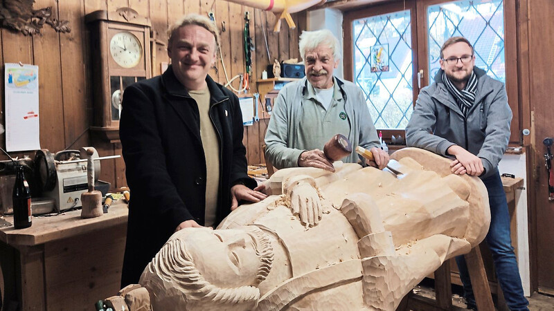 Bürgermeister Gerhard Betz (links) und Kulturreferent Rainer Klier (rechts) besuchten Josef Bauer in seiner Schnitzer-Werkstatt.
