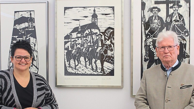 Schulleiterin Sabine Schmid und Künstler Hans Sailer bei der Übergabe der großformatigen Holzschnitte.