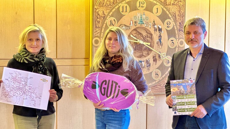 Lisa Kager, Michaela Pongratz und Bürgermeister Sandro Bauer (von links) präsentierten am Dienstag das neue Angebot für Urlaubsgäste, wobei "GUTi" für Gästeservice-Umwelt-Ticket steht.