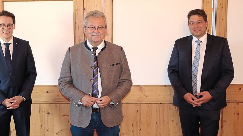 Der alte und neue Vorsitzende des Planungsverbandes Donau-Wald, Landrat Josef Laumer (Mitte), mit seinen Stellvertretern Dr. Christian Moser (links) und Lothar Venus.