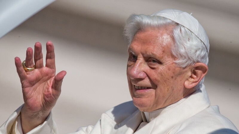 Papst Benedikt XVI. winkt bei der letzten Generalaudienz auf den Petersplatz.
