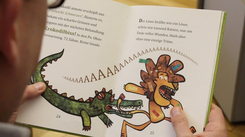 Bei der Aktion "Große lesen für Kleine" darf jeder seine eigene Geschichte auswählen. Unser Redakteur Ulli Scharrer ist ebenfalls mit dabei und hat sich für das Buch "Löwenherzen weinen nicht!" entschieden.