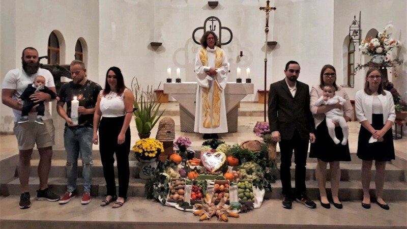 Melissa Tischern und Elias Simeth erhielten das Sakrament der Taufe.
