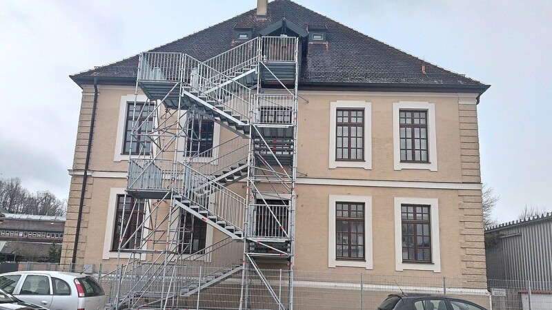 30 000 Euro hat die Außentreppe für die Alte Knabenschule gekostet, die die Stadt im Herbst aus brandschutzrechtlichen Gründen angeschafft hat. Aktuell ist ein barrierefreier Zugang zum Gebäude dringend notwendig.