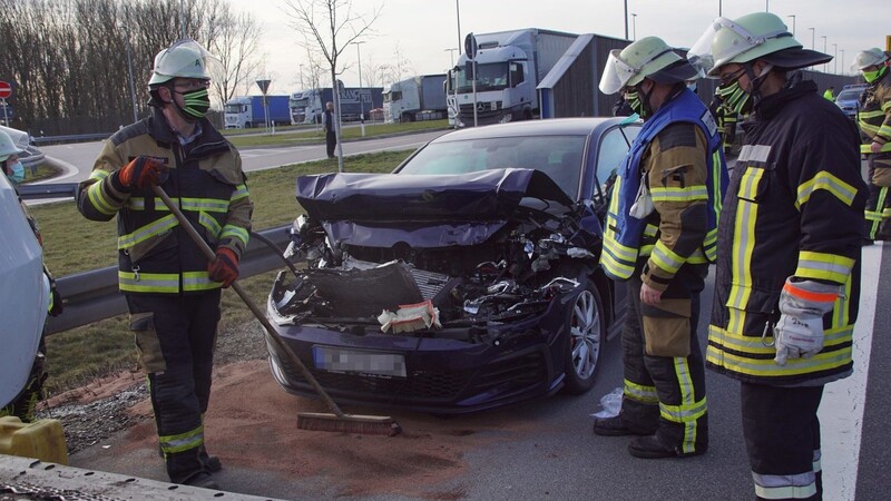 Der Fahrer des VW wurde bei dem Unfall zum Glück nur leicht verletzt.