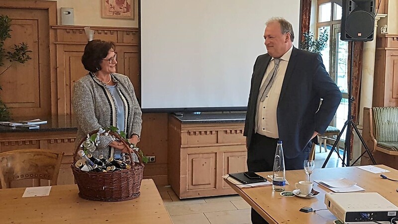 Abgeordnete Dr. Petra Loibl dankte Walter Nussel, Entbürokratisierungsbeauftragter, für sein Referat.