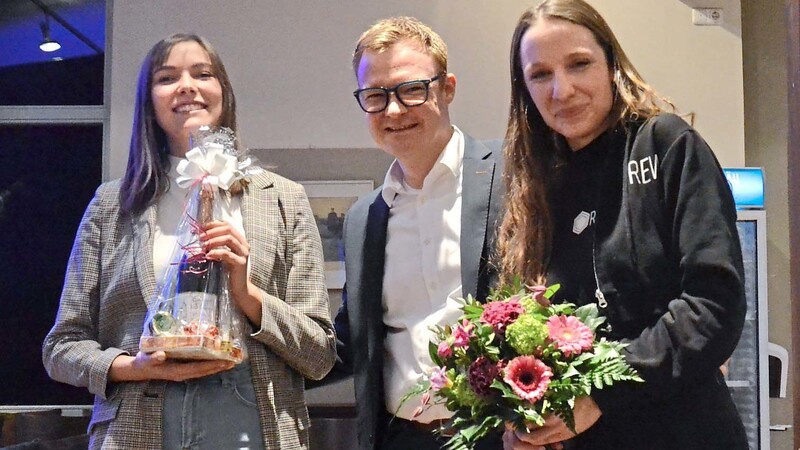 Der Vorsitzende des Förder- und Werbevereins, Marcus Aschenbrenner, mit Bianca Kujath und Verena Sedlmeier von Recrewt.