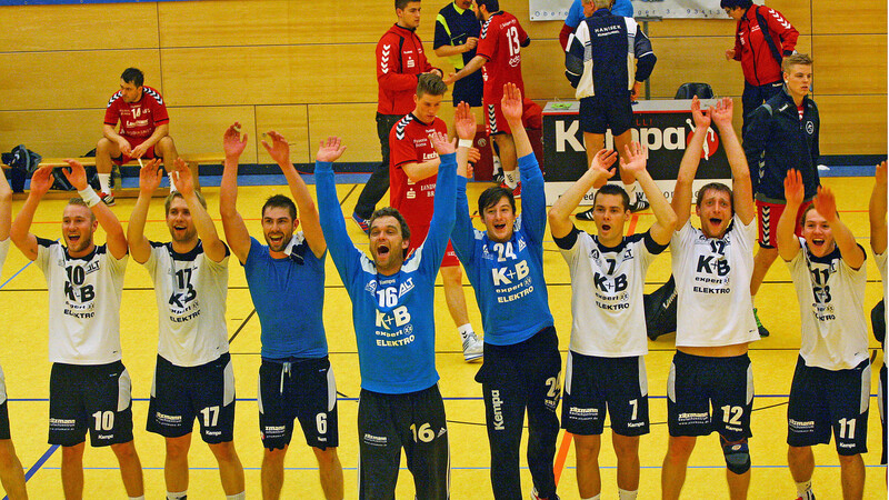Einem Sieg über den Tabellenzweiten Rothenburg hatten wohl nur die kühnsten Optimisten im Chamer Handballlager auf der Rechnung. Entsprechend groß war die Freude über die unerwarteten Punkte. (Fotos: Ertl)