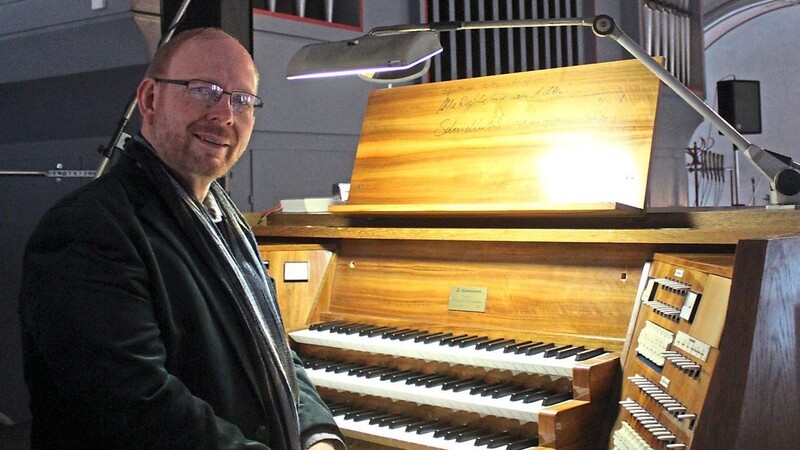Kirchenmusiker Martin Kondziella in der Viechtacher Stadtpfarrkirche. Nach den Gottesdiensten am 24. und 26. März bietet er den Zuhörern eine knappe halbe Stunde Orgelmusik.