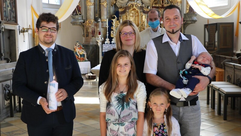 Die Taufe erhielt am Samstag der sechs Wochen alte Jonas Holzfurtner, den sein Vater auf dem Arm hält; mit im Bild die Mutter mit ihren beiden Nichten, der Taufpate und Kaplan Matthias Merkel.