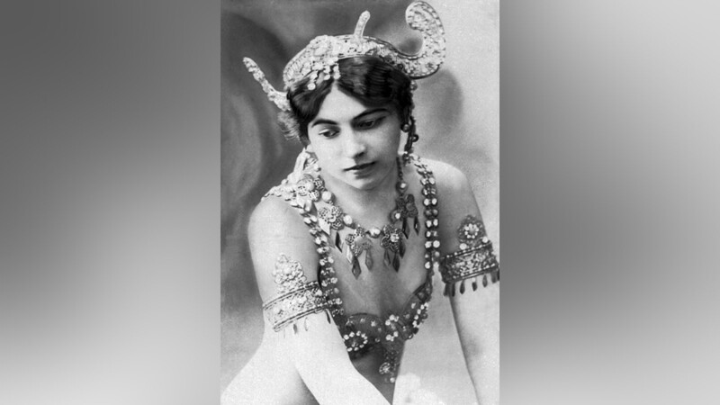 Mata Hari als indische Tempeltänzerin.