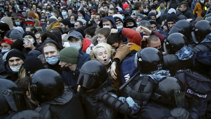 Polizisten stoßen mit Demonstranten zusammen, die gegen die Inhaftierung des Oppositionsführers Nawalny protestieren. In mehreren Städten in Russland gingen Menschen aus Protest auf die Straße. Teilweise gingen Soldaten brutal dagegen vor.
