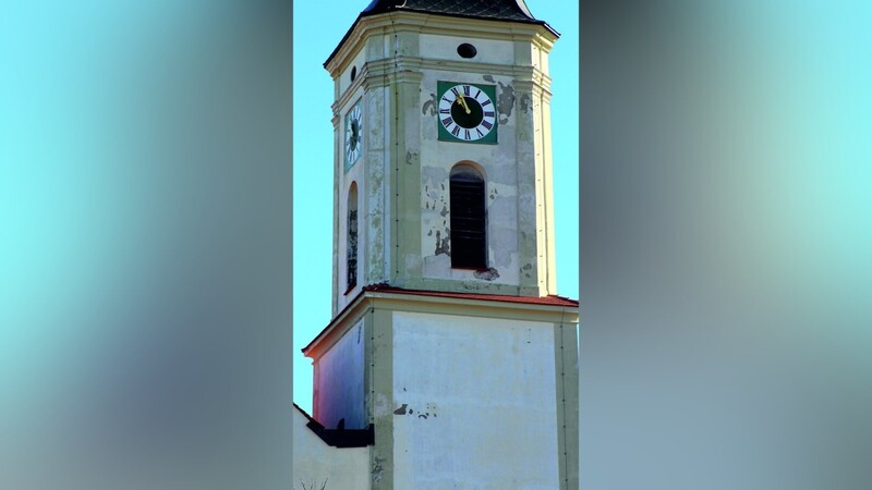 Die Witterung hat beim spätbarocken Glockenaufsatz an der Westfassade üble Schäden verursacht.