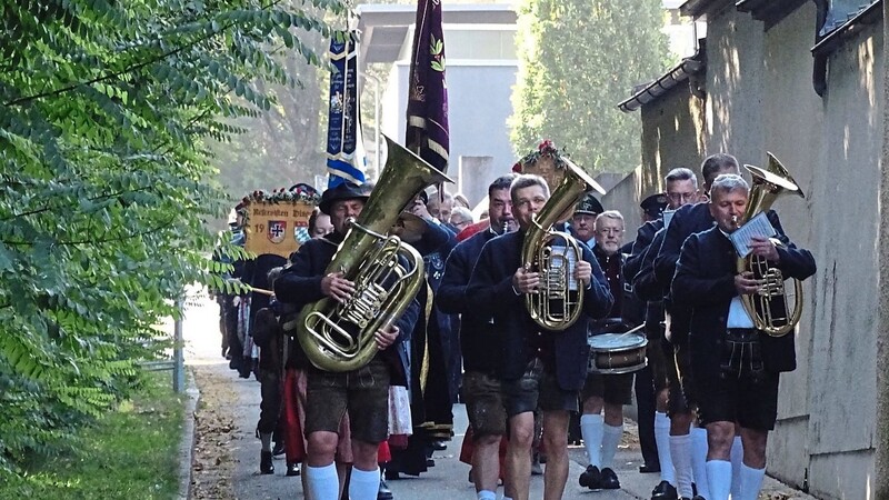 Unter dem musikalischen Geleit der "Buachberger Blechblos'n" marschierten die Teilnehmer zum Kriegerdenkmal am Städtischen Friedhof.
