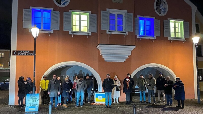 Das Rathaus in Mainburg war in den Farben der Ukraine beleuchtet