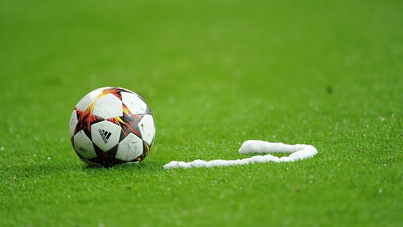 DER KUGEL SOLL WIEDER ROLLEN im bayerischen Amateurfußball. Verband und Vereine hoffen auf eine baldige Fortsetzung der Saison.
