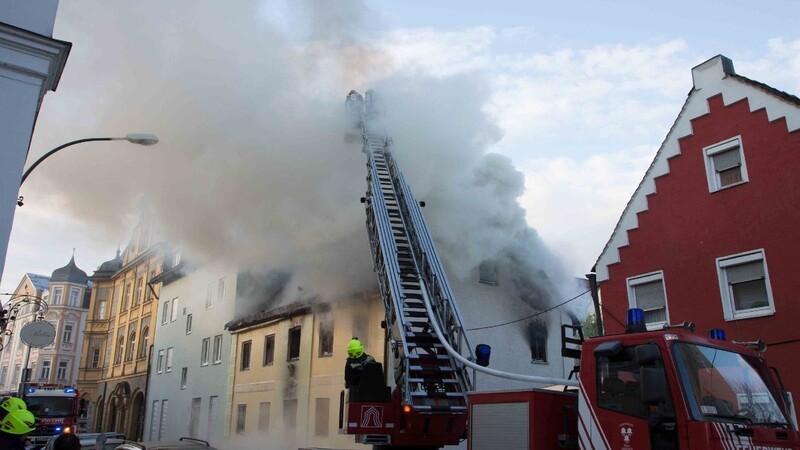 In Landshut mussten die Feuerwehren am Donnerstagmorgen zu einem Wohnhausbrand ausrücken.