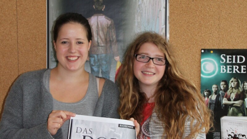 Lisa Neft (links) und Magdalena Gleis sind stolz auf ihren Jugendroman, den sie in ihrem P-Seminar "Buchschmiede" geschrieben haben. Die 15 Teilnehmer haben sich vom Schreiben über Marketing und Sponsoren-Gewinnung um alles selber gekümmert.