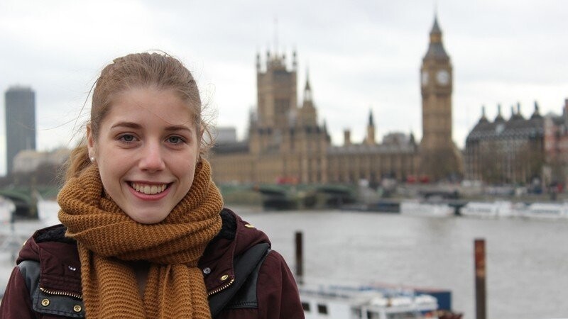 Nina Beckerle studiert Kulturwirtschaft. Während ihres Studiums absolvierte sie ein Auslandssemester in Großbritannien.