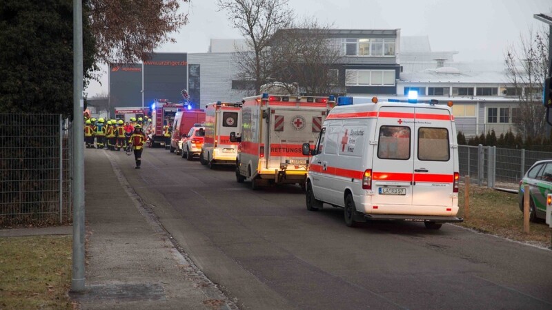 Feuerwehr-Großeinsatz in Landshut: In der Firma Urzinger in der Fraunhoferstraße ist es zu einem Betriebsunfall mit chemischem Gefahrgut gekommen.