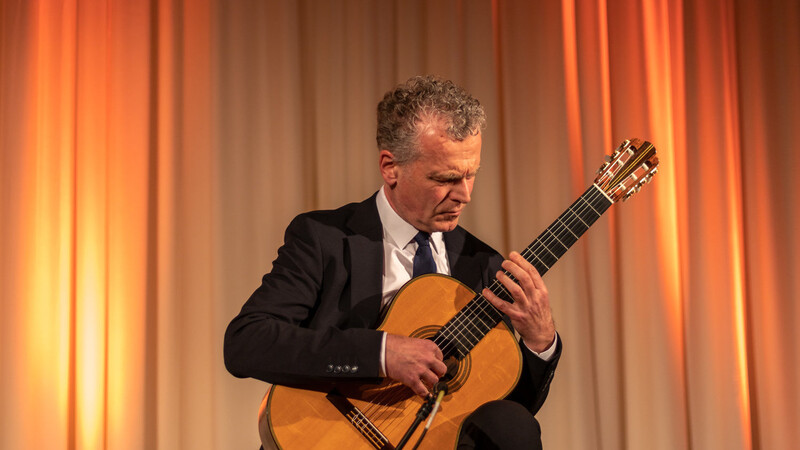 Augustin Wiedemann performte am ersten Tag gefühlvoll den Reigen der Gitarrenmelodien.