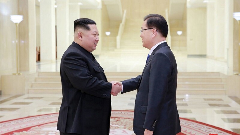 Die von der nordkoreanischen Regierung zur Verfügung gestellte Aufnahme zeigt den nordkoreanischen Machthaber Kim Jong Un (vorne, l) und Chung Eui Yong (vorne, r), nationaler Sicherheitsberater Südkoreas, händeschüttelnd.
