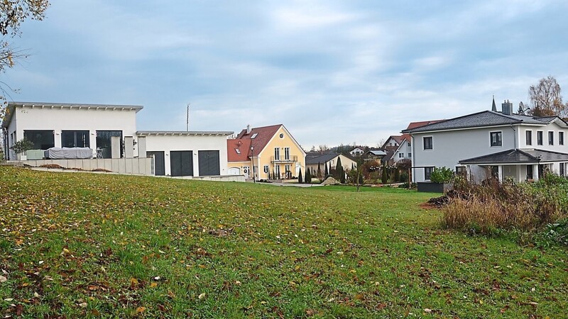 Auf diesem Grundstück im Holunderweg in Unterempfenbach sollen nach dem Willen des Stadtrats vier anstatt bisher vorgesehen nur zwei Wohneinheiten entstehen.