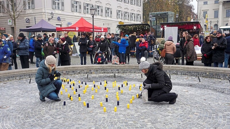 Menschen stellten Kerzen in den Brunnen am Bismarckplatz.