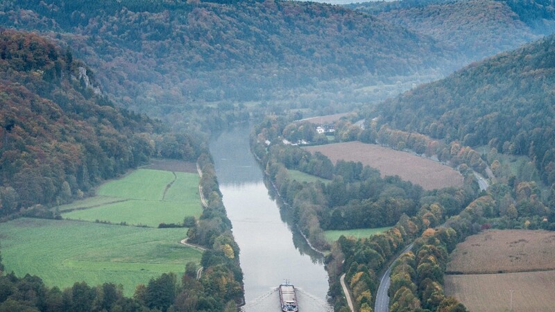 Ein Ausflugsschiff hat auf dem Main-Donau-Kanal bei Riedenburg das Gerüst einer Brückenbaustelle gerammt.