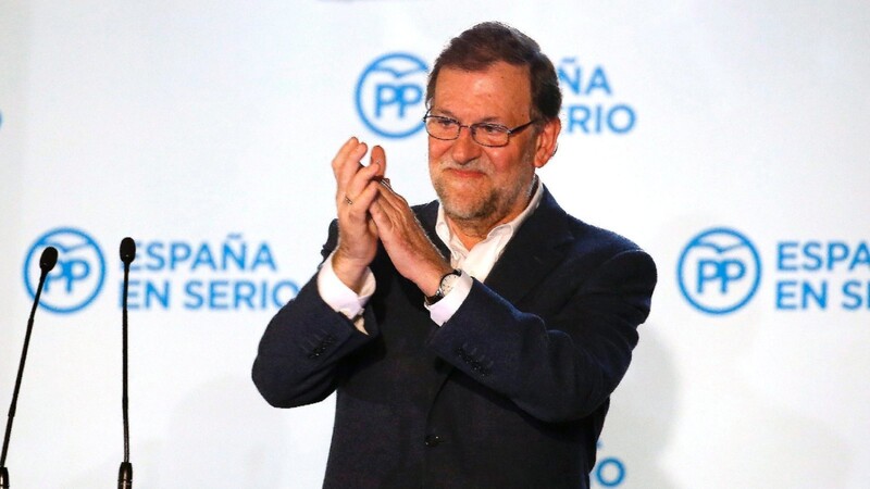Regierungschef Mariano Rajoy will sich weiter an der Spitze halten - doch derzeit möchte niemand mit ihm paktieren.