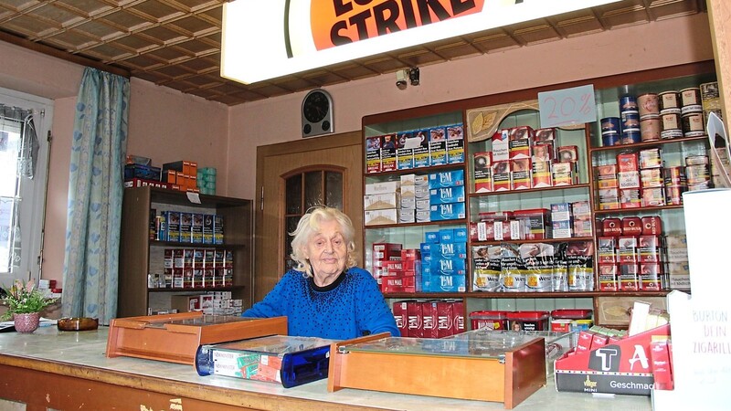Marlene Schreiner, 86 Jahre alt, in ihrem Geschäft in der Bahnhofstraße.