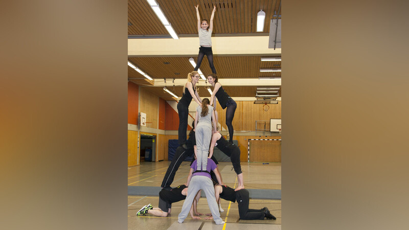 Verschiedene Hebefiguren und Menschenpyramiden trainieren die Akrobatikgruppe der Straubinger Flip Flops zweimal wöchentlich.