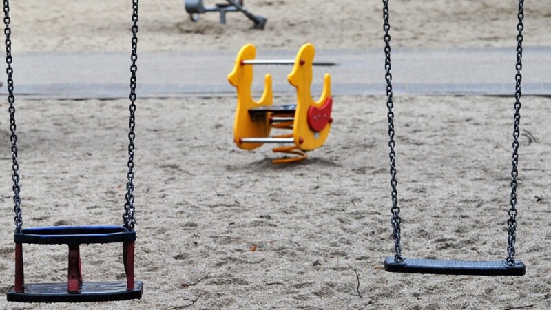 Drei dunkelhäutige junge Männer haben am Montag in Langenbach auf einem Spielplatz einen 15-Jährigen mit einem ;esser bedroht