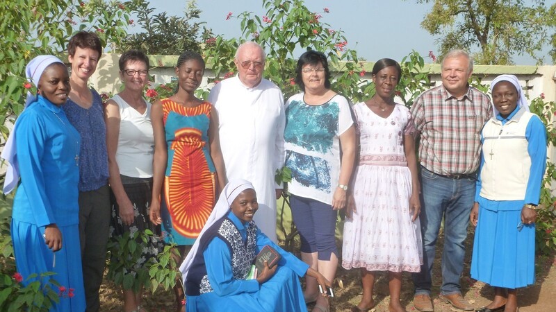 Der pensionierte Pfarrer Josef Renner (5.v.li.) setzt sich in Ghana für die Bildung der Jugend und die Befreiung der Frau ein.