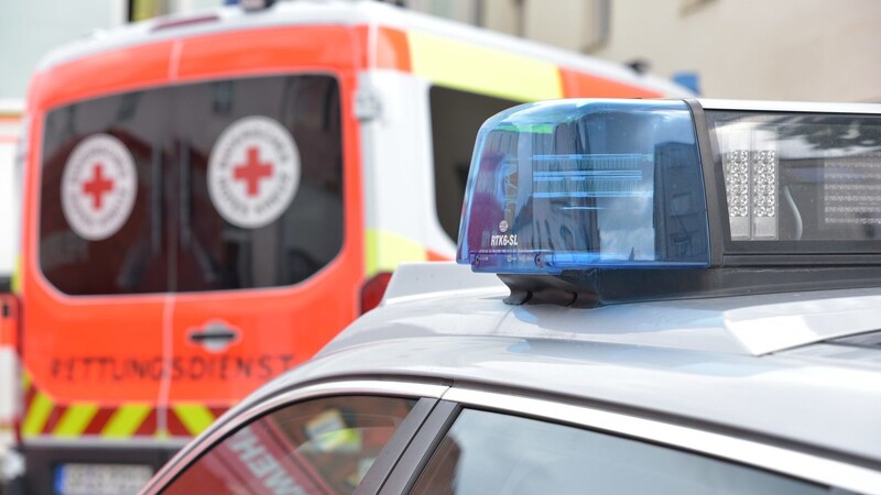 Wegen eines Frontal-Crash bei Leiblfing sind am Freitagvormittag Feuerwehr, Polizei und Rettungsdienst ausgerückt. (Symbolbild)