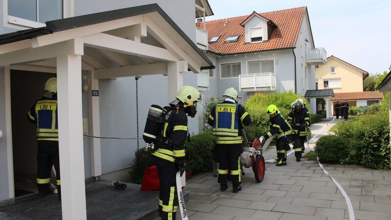In der Amselstraße in Straubing brannte am Samstag Essen an. Die Feuerwehr rückte aus.