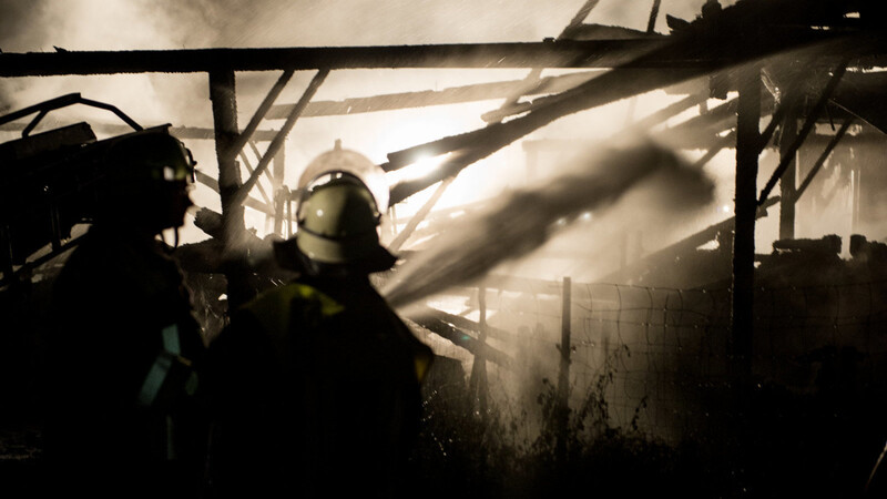 Ein Vollbrand eines Stadls in Wallersdorf löste am Samstag eine Großalarm bei den Feuerwehren aus. (Foto: Mathias Adam)