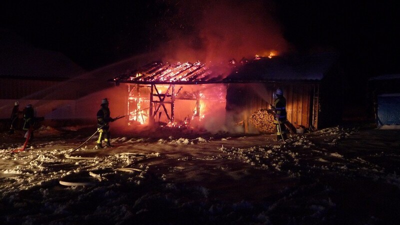 In der Nacht auf Donnerstag brannte der Schuppen von Zachenbergs Bürgermeister Michael Dachs nieder. (Foto: KFV Regen)