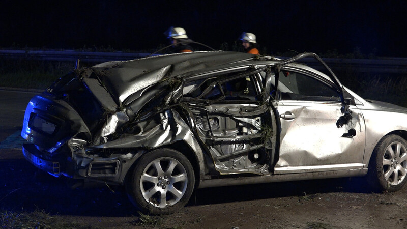 Bei einem Unfall auf der A93 bei Siegenburg am Donnerstag wurde ein Mann schwer verletzt.