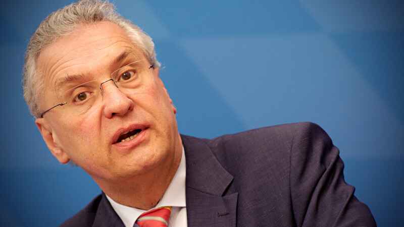 Bayerns Innenminister Joachim Herrmann beklagt die zunehmende Gewalt unter Flüchtlingen.