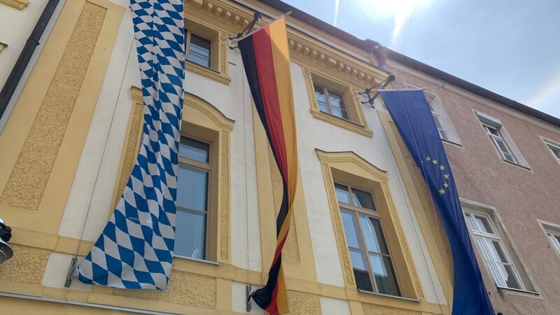 An den Gebäuden der Straubinger Stadtverwaltung in der Seminargasse sind die Bundes-, Landes- und Europafarben gehisst.