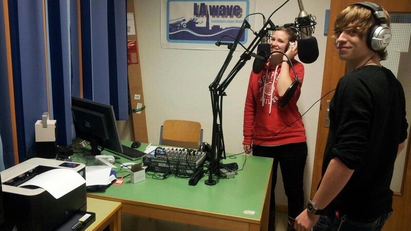 Max und Marie bei einer der ersten Sendungen des Schülerradios "LA wave" des Landshuter Hans-Leinberger-Gymnasiums.