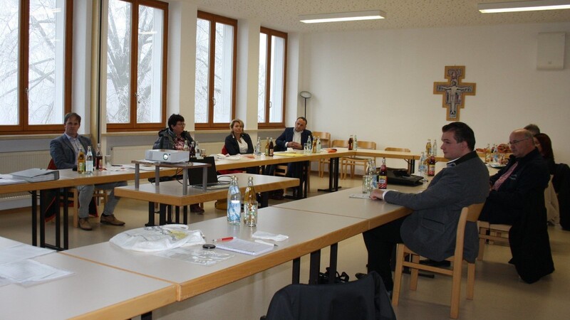 Die Bürgermeister der zehn beteiligten ILE-Kommunen trafen sich im Gemeindesaal Brennberg zur Verbandsversammlung.